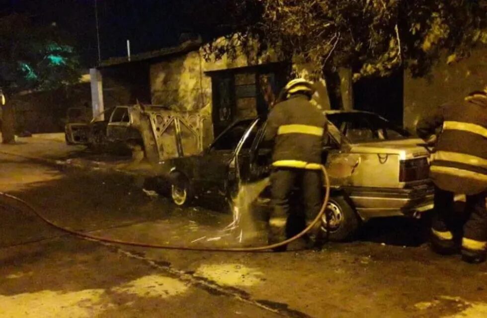 Los autos se quemaron integramente. Gentileza El Diario de la República, de San Luis.