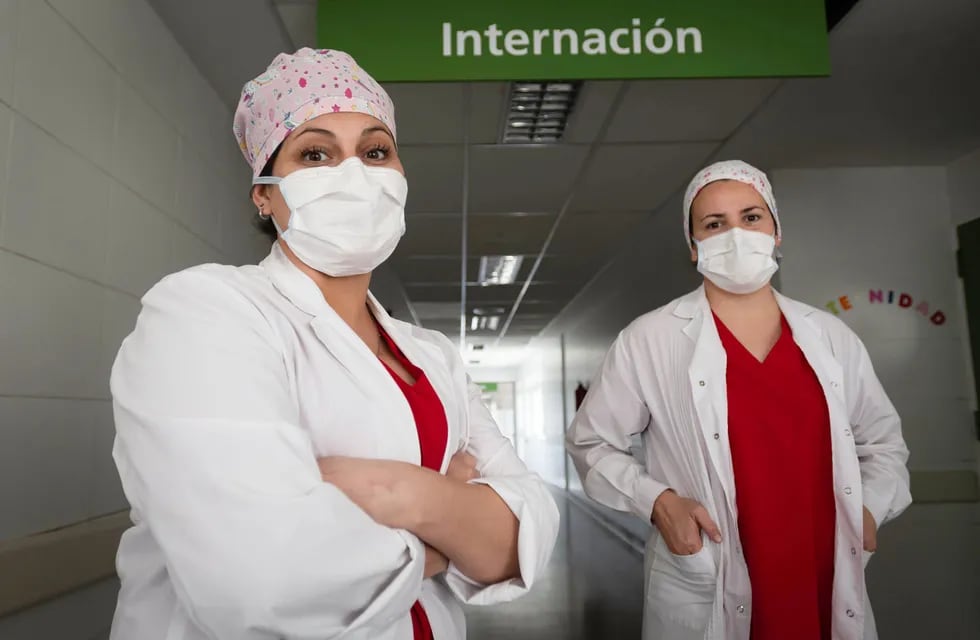 Dos profesionales de la salud provincial se muestran distendidas al inicio de una jornada, que seguramente, demandará mucho estrés y trabajo al máximo. / Ignacio Blanco