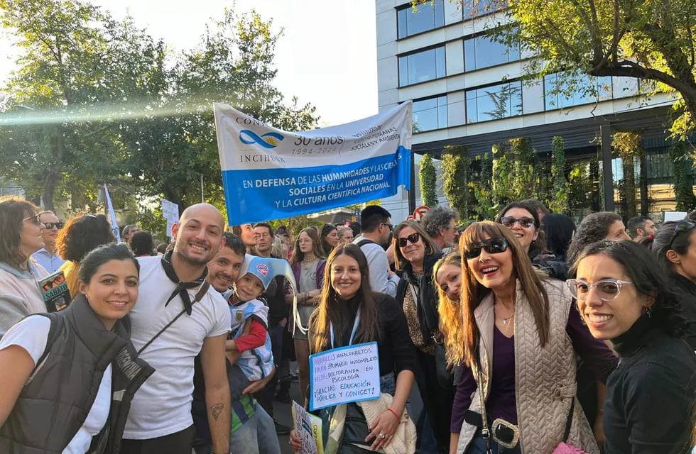 Más de 40 mil personas marcharon el 23 de abril por las calles de Mendoza, para sumarse al reclamo nacional contra el ajuste a la educación pública.