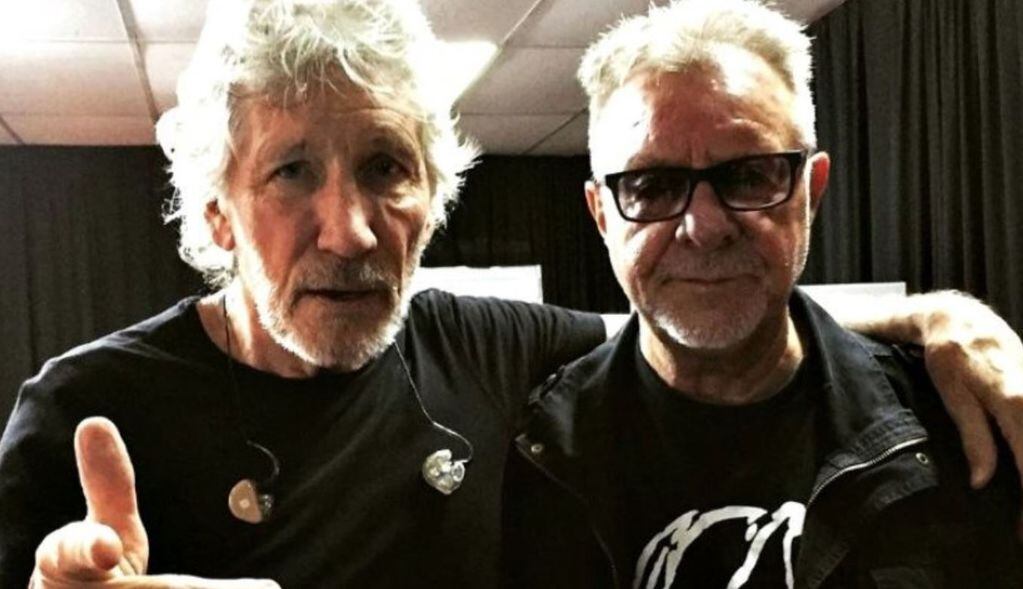 León Gieco junto a Roger Waters, para homenajear a las Madres de Plaza de Mayo en La Plata.