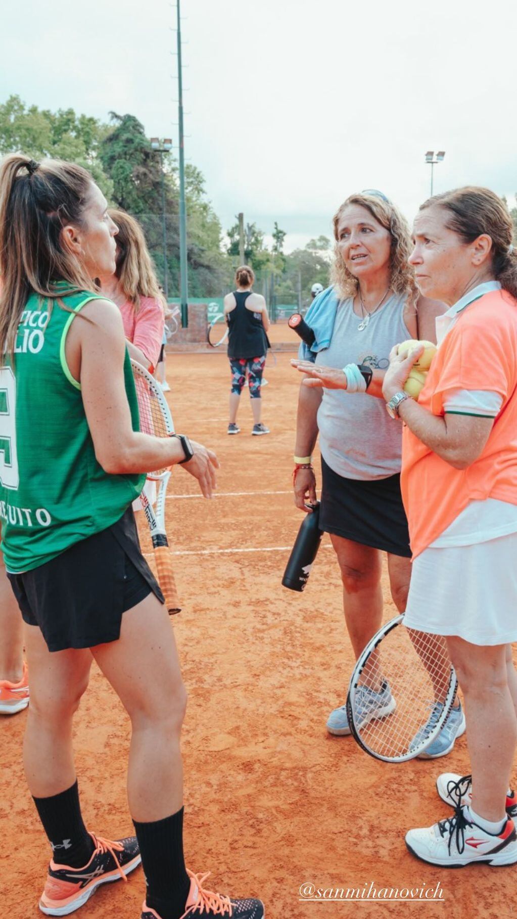 Soledad Pastorutti junto a Sandra Mihanovich jugando al tenis en Arequito (Instagram)