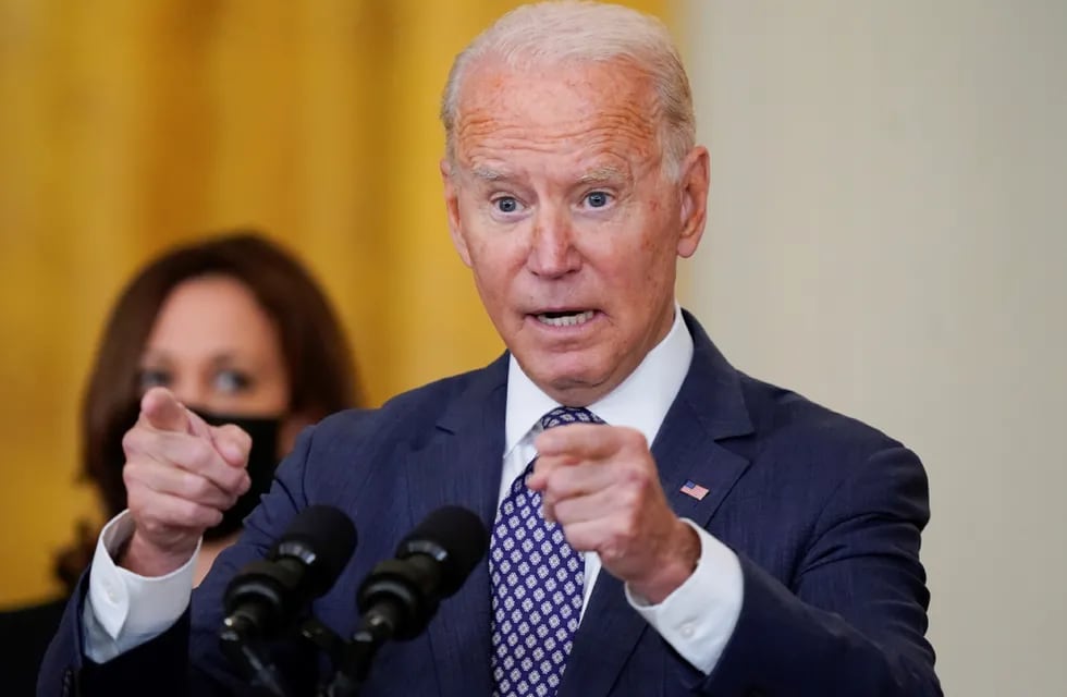 El presidente Joe Biden responde preguntas en el Salón Este de la Casa Blanca. (AP)