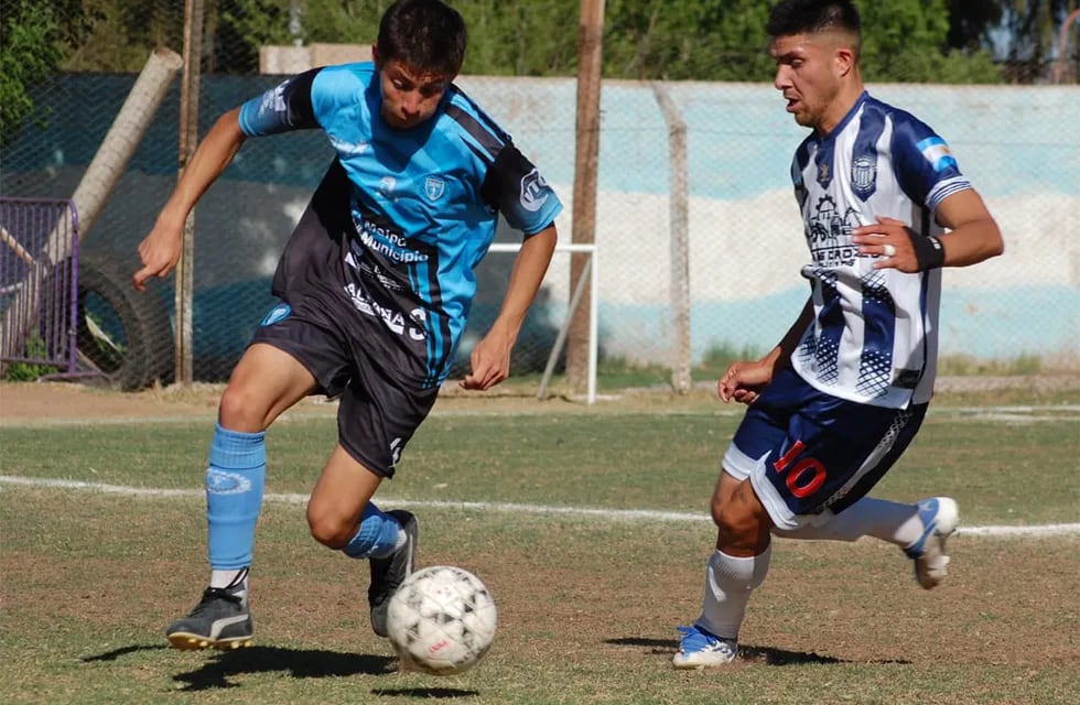 Agustín Fernández, juvenil del Celeste, se lleva la pelota frente a la marca de un jugador de Muni. / Gentileza Emma Rodríguez.