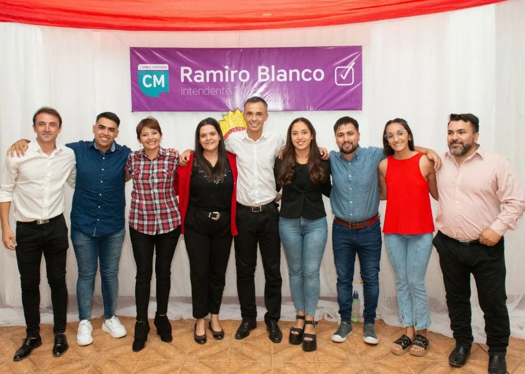 Ramiro Blanco, candidato a intendente de La Paz junto a los candidatos a concejales.