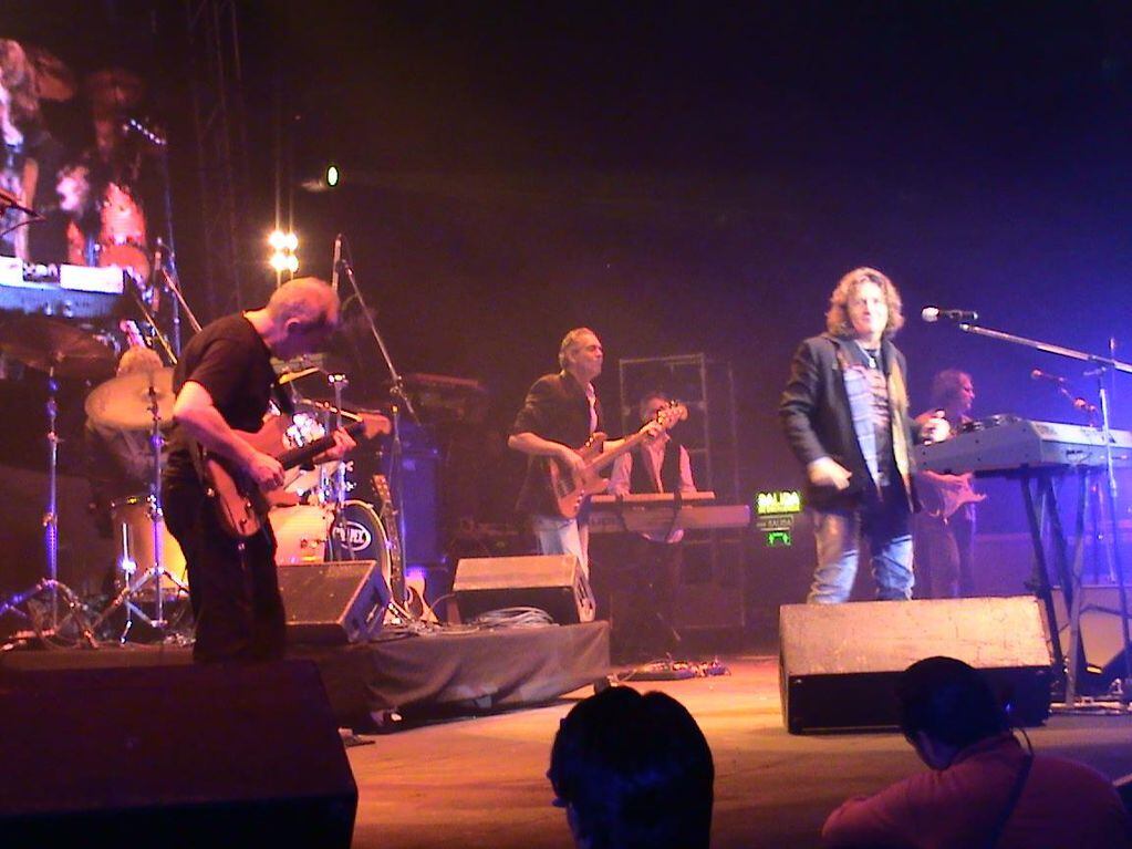 El Chino Sanz (primero desde la izquierda) junto a Miguel Mateos y el resto de la banda, en uno de los conciertos de la gira por los 25 años de Rockas vivas.