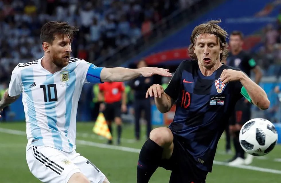 El delantero argentino Lionel Messi y el centrocampista croata Luka Modric durante el partido Argentina-Croacia, del Grupo D del Mundial de Fútbol de Rusia 2018, en el Estadio de Nizhni Nóvgorod de Nizhni Nóvgorod, Rusia, 21 de junio de 2018.