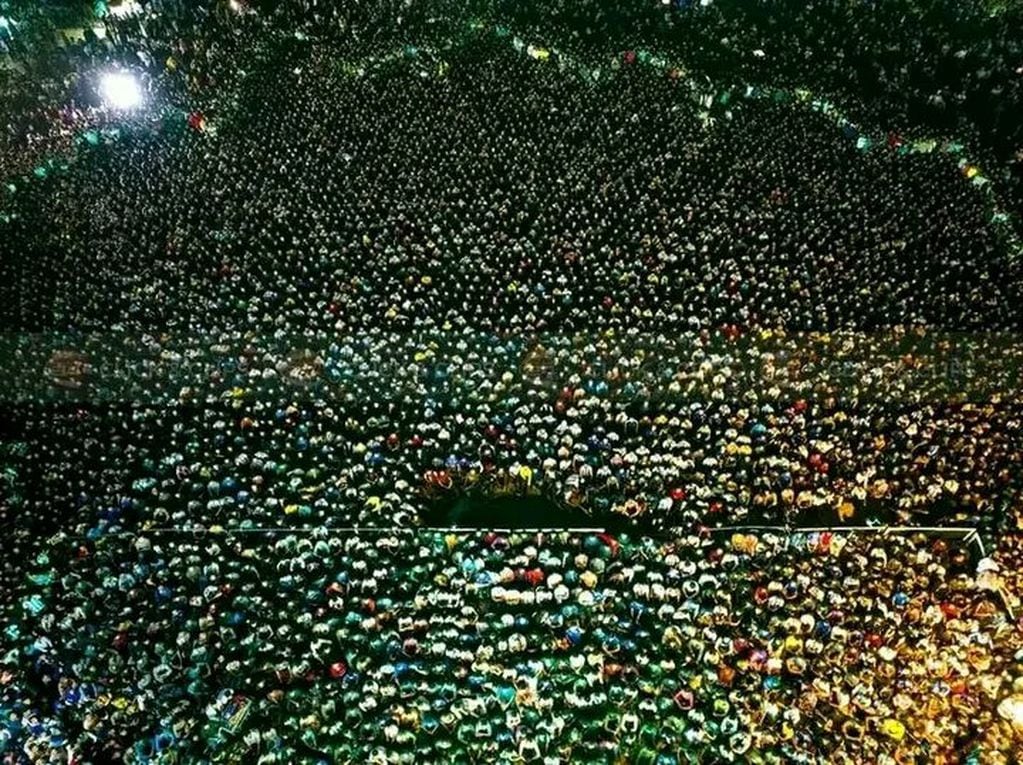 Así se veía el multitudinario festejo en las afueras de la Universidad de Daca. Foto: @MundoEConflicto en Twitter