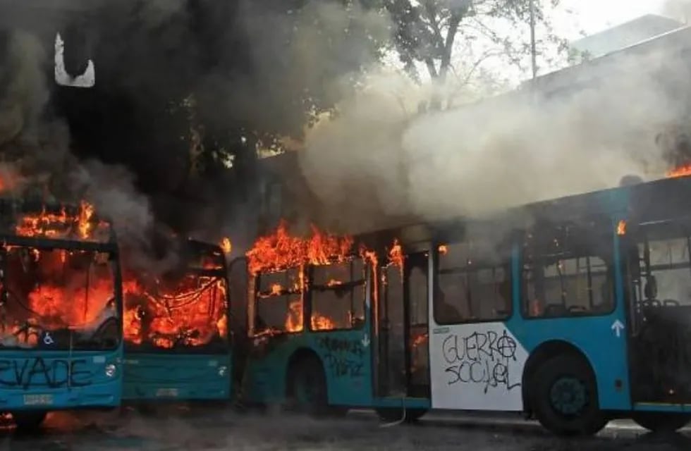 Varios colectivos terminaron prendidos fuego, por estudiantes chilenos que protestaron en las principales calles de Santiago de Chile.