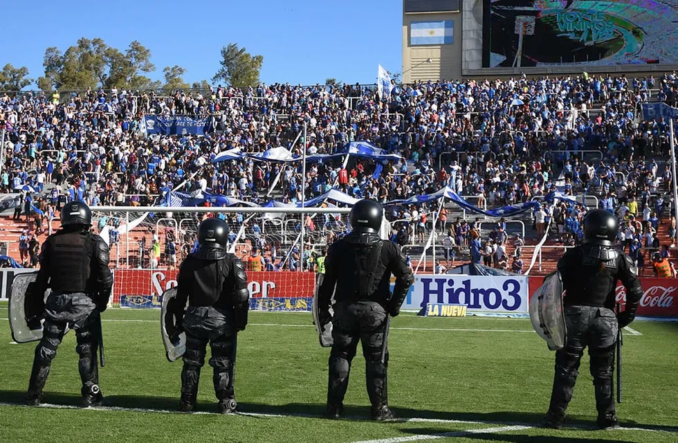 El estadio provincial albergará el choque entre Huracán Las Heras y San Martín, con ambas parcialidades. En total, 500 efectivos estarán destinados a la seguridad de ese encuentro.