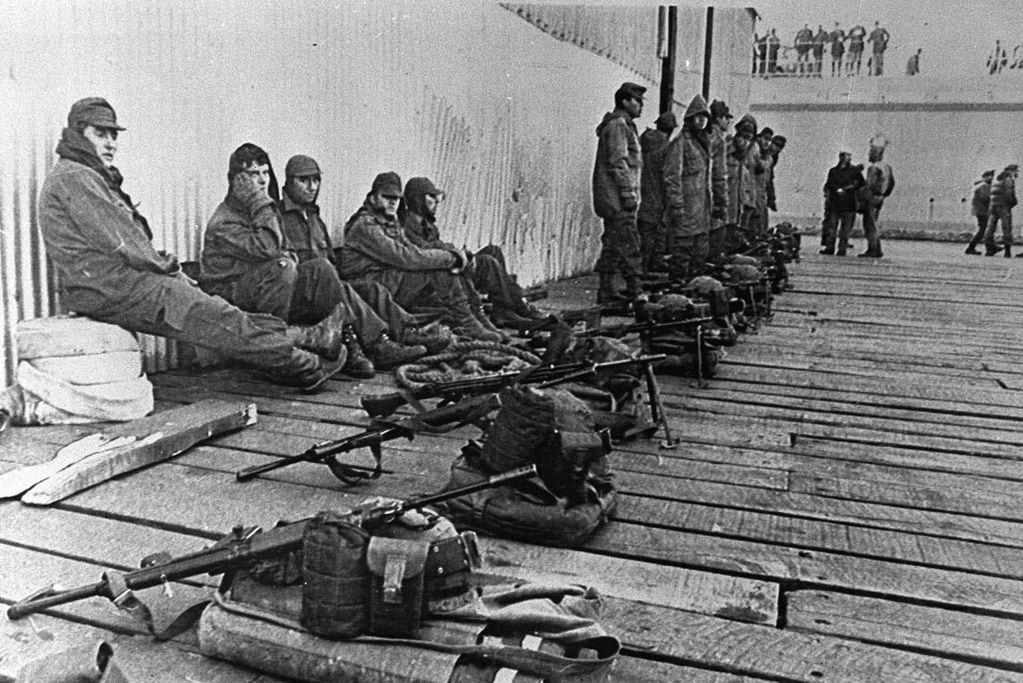 Guerra de Malvinas. Soldados argentinos durante un descanso. (La Voz/ archivo)