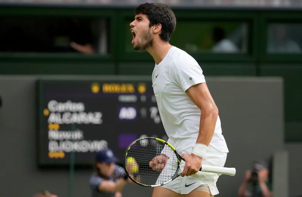 Carlos Alcaraz grita tras ganar un punto ante Novak Djokovic durante la final masculina de Wimbledon, el domingo 16 de julio de 2023, en Londres.