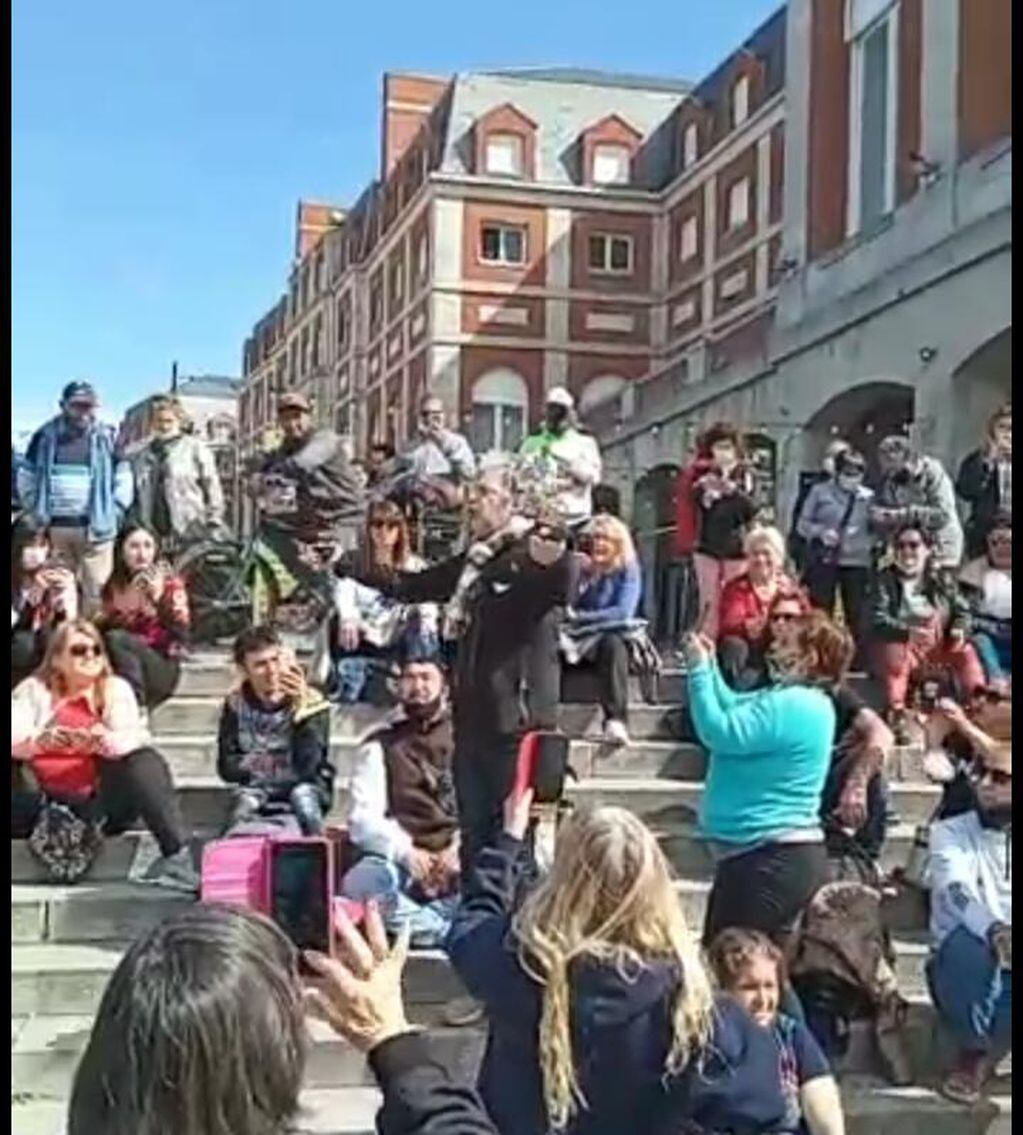 Juanse sorprendió a marplatenses y turistas con un mini show en la Rambla y cantó junto a la gente en las escalinatas.