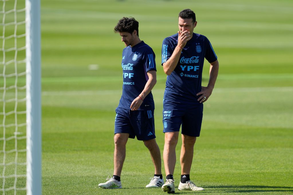 Lionel Scaloni y Pablo Aimar en el entrenamiento de la selección argentina. (AP)