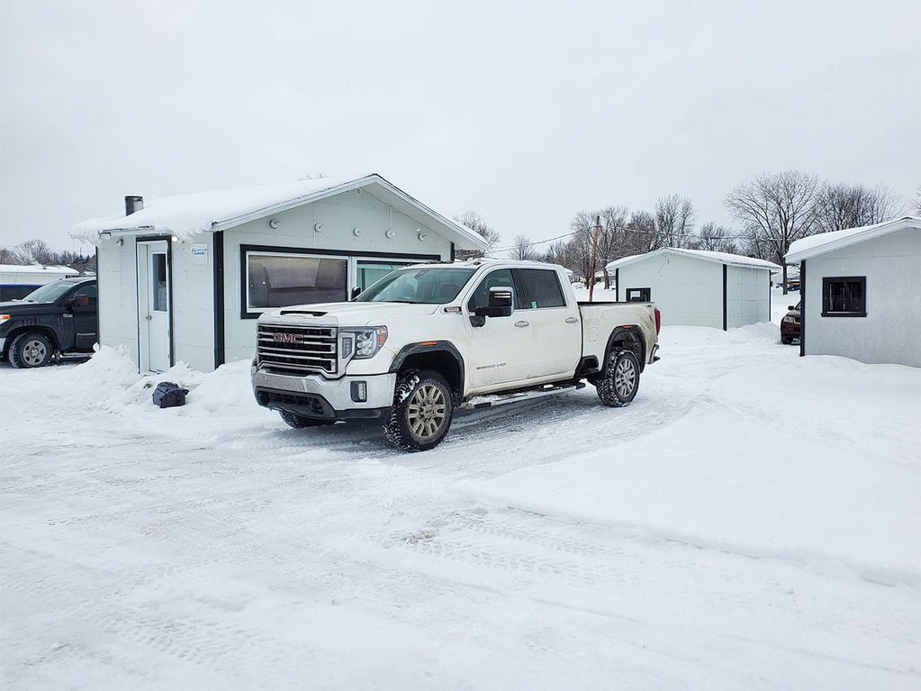 El espesor del hielo es tal que soporta la instalación de decenas de cabañas y pesadas camionetas. | Foto: gentileza