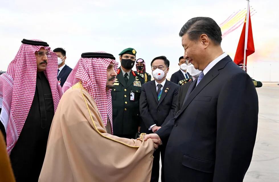 EL presidente chino, Xi Jinping, aterrizó en Arabia Saudita y fue recibido con calidez y mucho protocolo real.