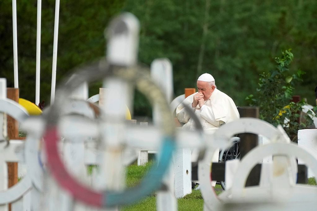El Papa Francisco reza en un cementerio en la antigua escuela residencial, en Maskwacis, cerca de Edmonton, Canadá.