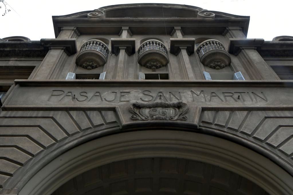Pasaje San Martín 
A casi un siglo de su inauguración, continúa siendo uno de los edificios emblemáticos de la Ciudad de Mendoza.  Foto:  Orlando Pelichotti/ Los Andes