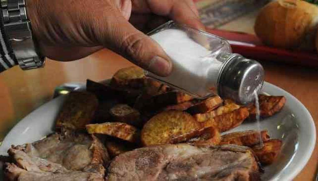 Se estima que 4 de cada 10 argentinos es hipertenso y desconoce su condición. Reducir el consumo de sal y una alimentación saludable ayudan a su prevención. 
