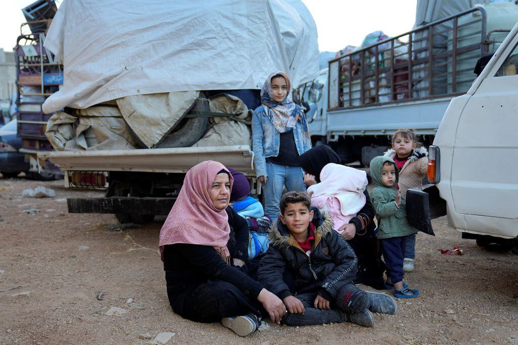 Refugiados sirios esperan a cruzar la frontera de regreso a Siria