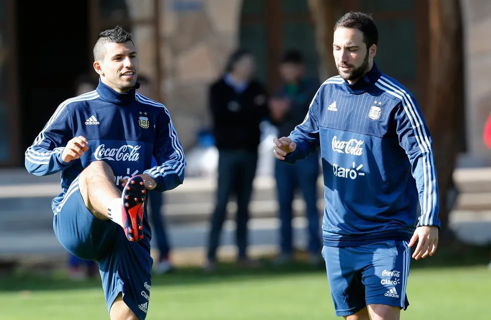 Para Kempes, Higuaín y Agüero no pueden faltar en la Selección argentina
