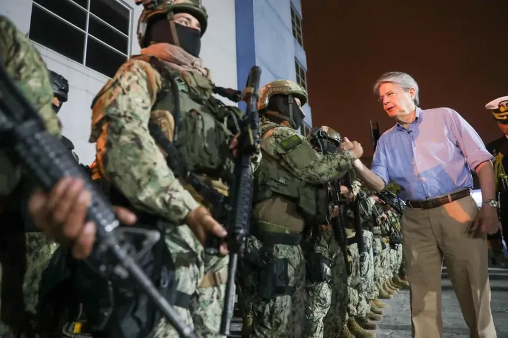 Guillermo Lasso, presidente de Ecuador, saludando a agentes del ejército.