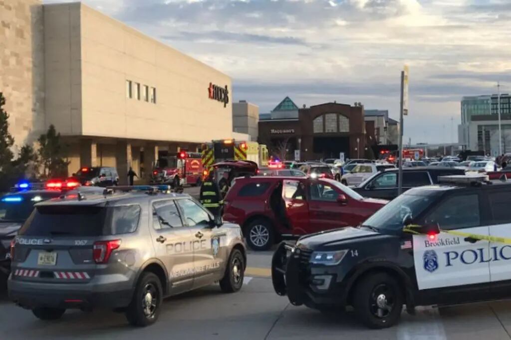 Un tiroteo en un centro comercial dejó al menos ocho heridos y buscan al autor del ataque