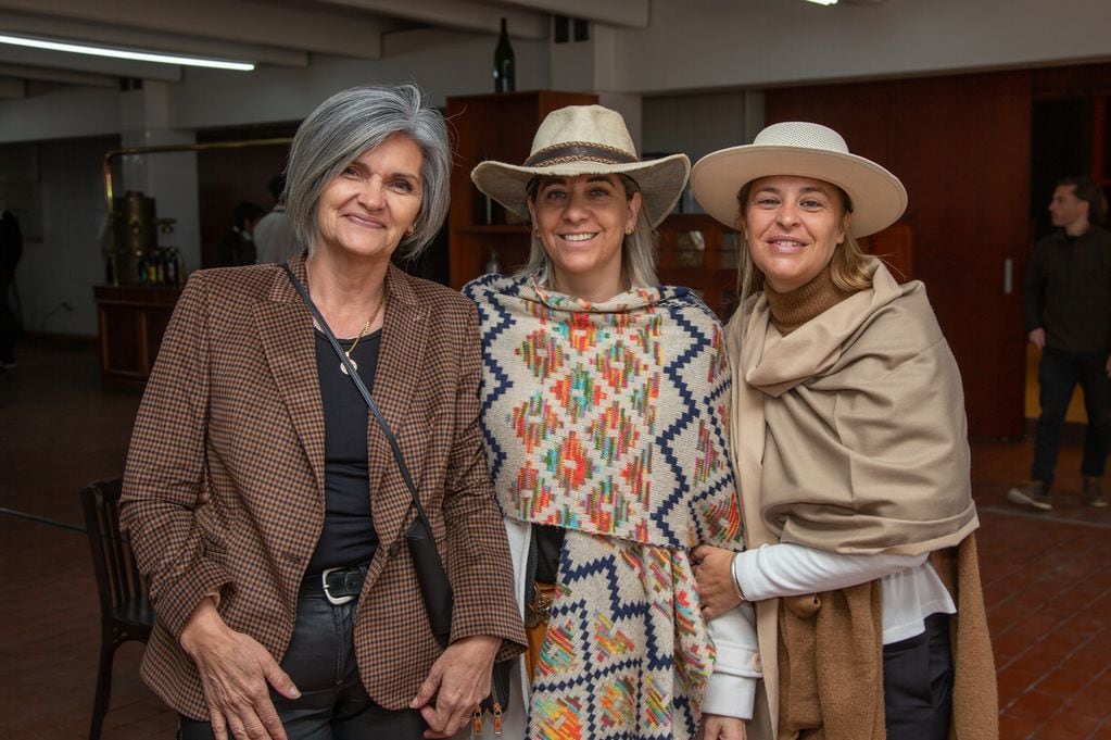 Norma Bazán, Yeny Yurchag, presidente de la Sociedad Rural Argentina y Lorena Vannucci.