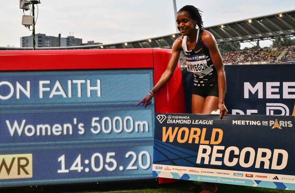 La atleta keniana Faith Kipyegon recibió un premio de lujo por sus marcas en los 1.500 metros en Italia y los 5 mil metros en Francia. / Gentileza.