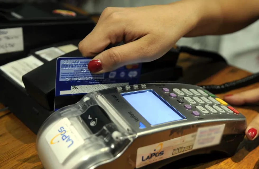 Tarjetas de crédito en rojo: ¿Qué pasa cuando se paga el mínimo de los resúmenes? Orlando Pelichotti / Los Andes