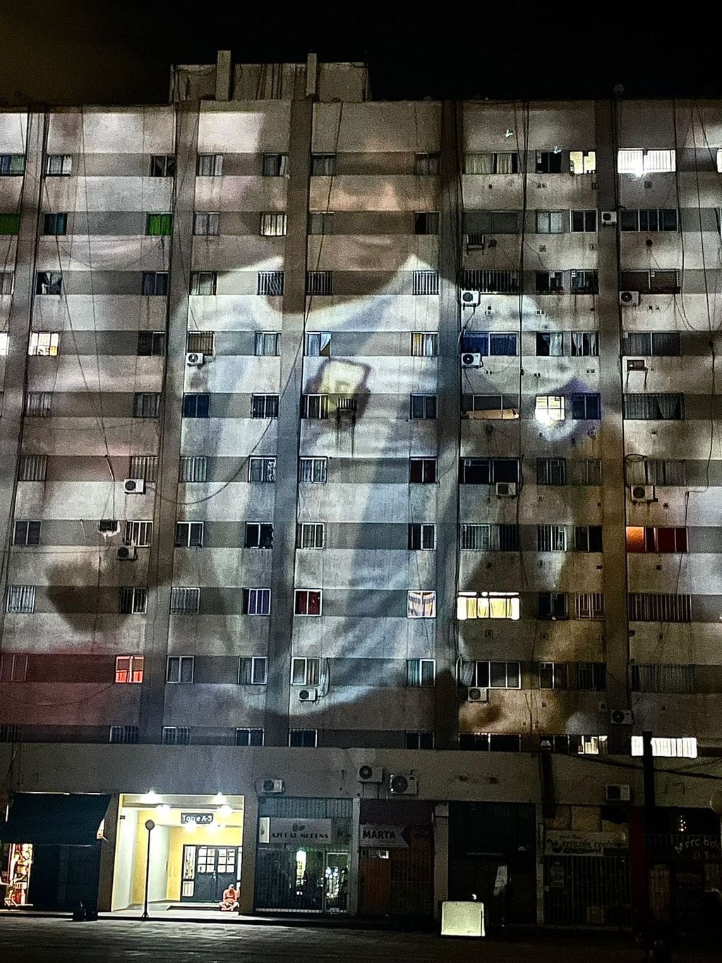 La imagen del gran Diego Armando Maradona, proyectada en las torres de calle Siria y San Juan, en la Capital. / Frontera Films