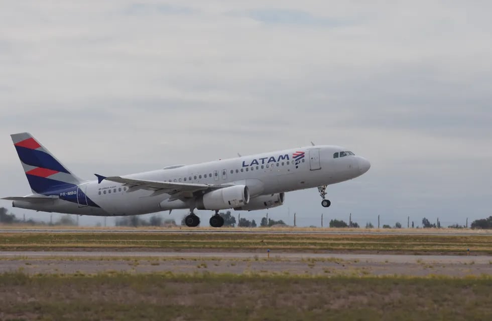 Vuelo de avión de Latam en aeropuerto de Mendoza 