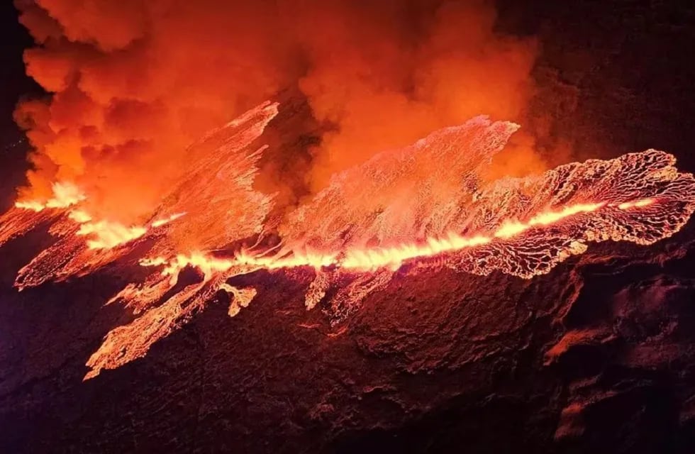 Las imágenes más impactantes del volcán Grindavik en erupción en Islandia (EFE)