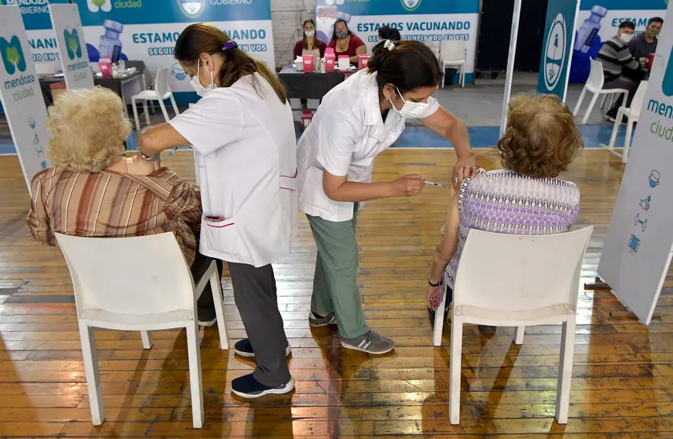 Bajan lo pacientes que se vacunan en Vacunatorios de Campaña del Gran Mendoza. Foto: Orlando Pelichotti/ Los Andes