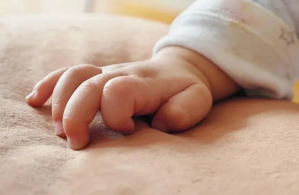 Familia no binaria prefiere no imponer normas de género en su bebé | Vía País