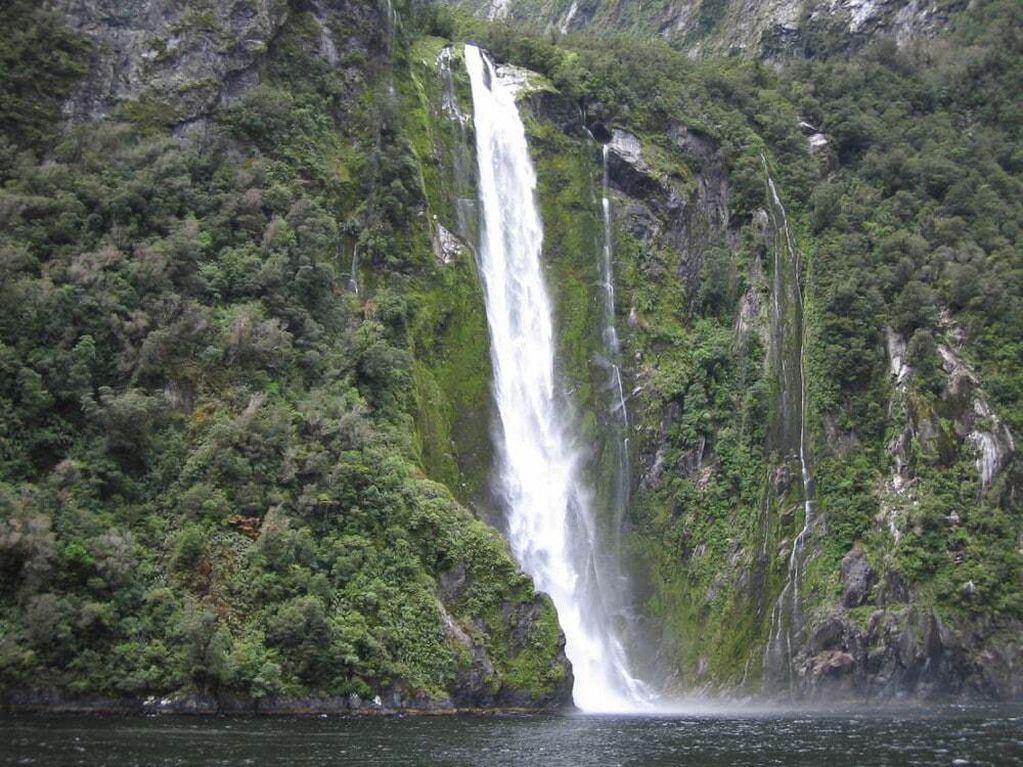 Cascada en el Parque Nacional Monte Aspiring, Isla Sur, Nueva Zelanda.