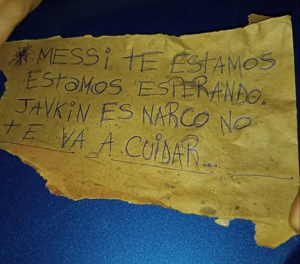 La carta que le dejaron a Messi en el supermercado de la familia Rocuzzo que los delincuentes balearon en Rosario. 