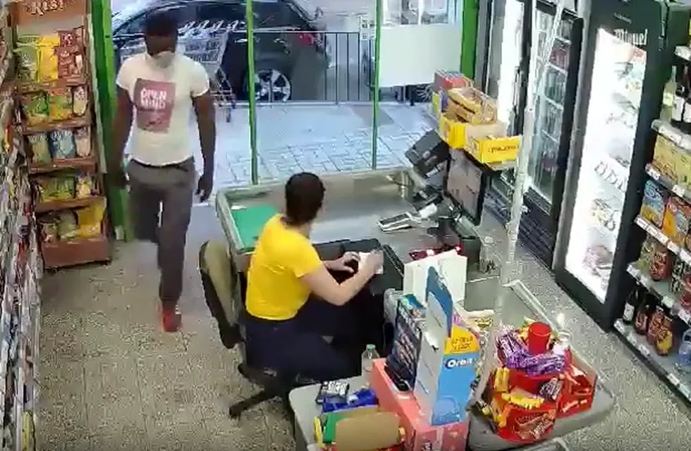 Una cajera fue atacada brutalmente en un supermercado de Málaga - Captura de video