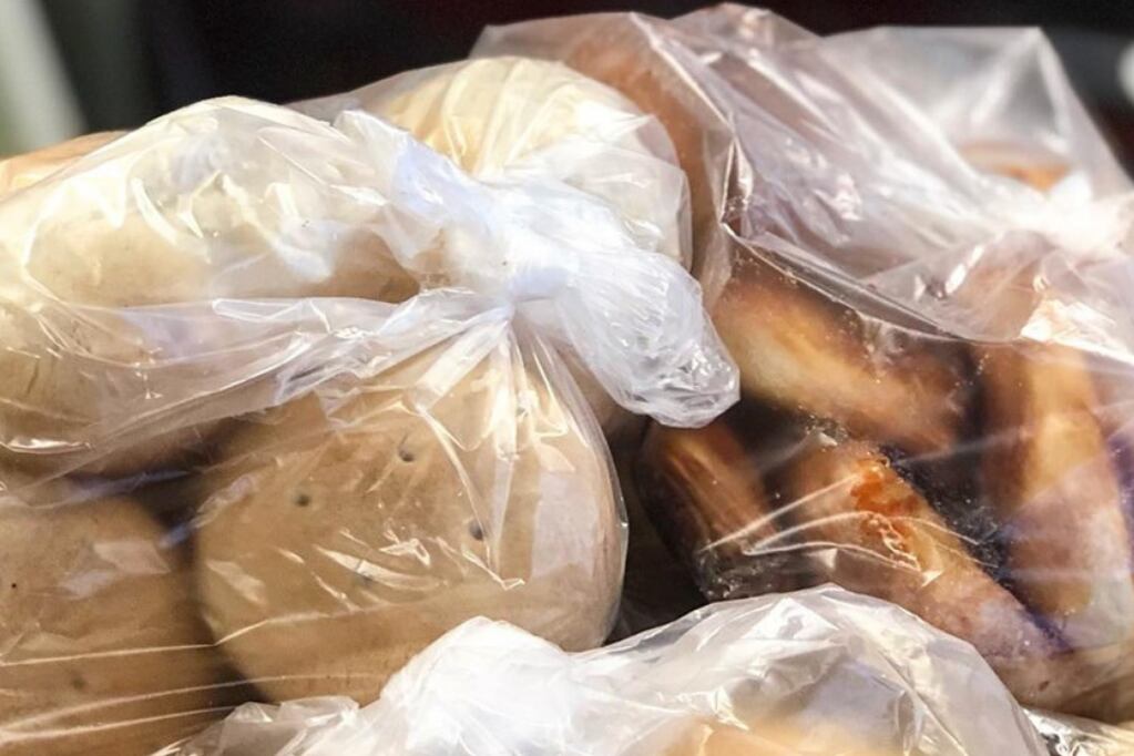 Panadería solidaria en Mendoza: regalan bolsas con tortitas para los más necesitados
