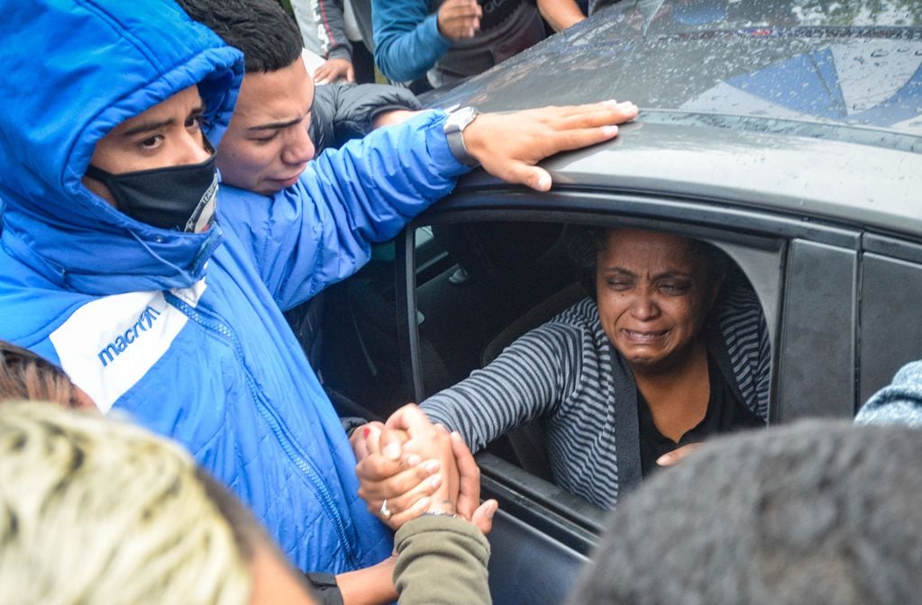 La madre del delantero, Claudia Correa recibió consternados el cariño de la gente.