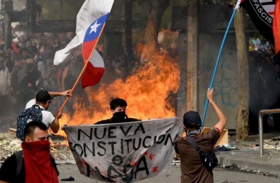 Incidentes en Chile por reforma constitucional. Enfrentamientos entre grupos a favor y en contra resultaron con heridos y detenidos.