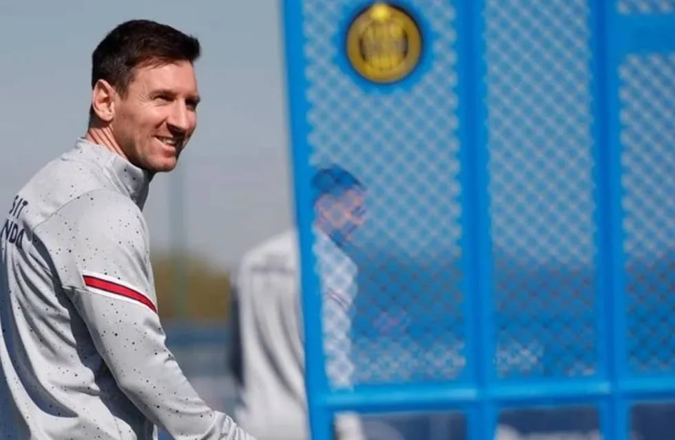 Lionel Messi, recuperado, practicó en el PSG y estará disponible para lograr su primer título en Francia. / AFP
