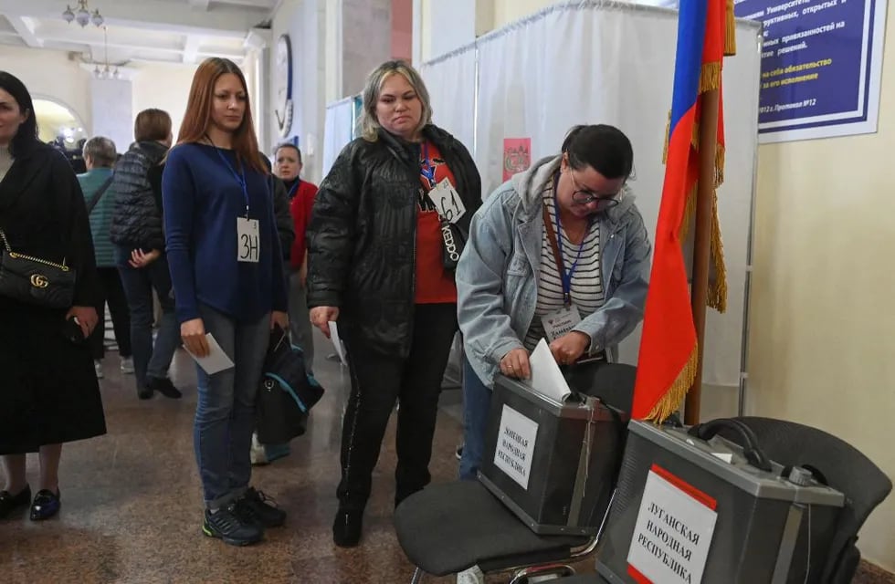 Jersón. Personas en fila esperando para depositar su voto en el referendum de anexión a la Federación Rusa.