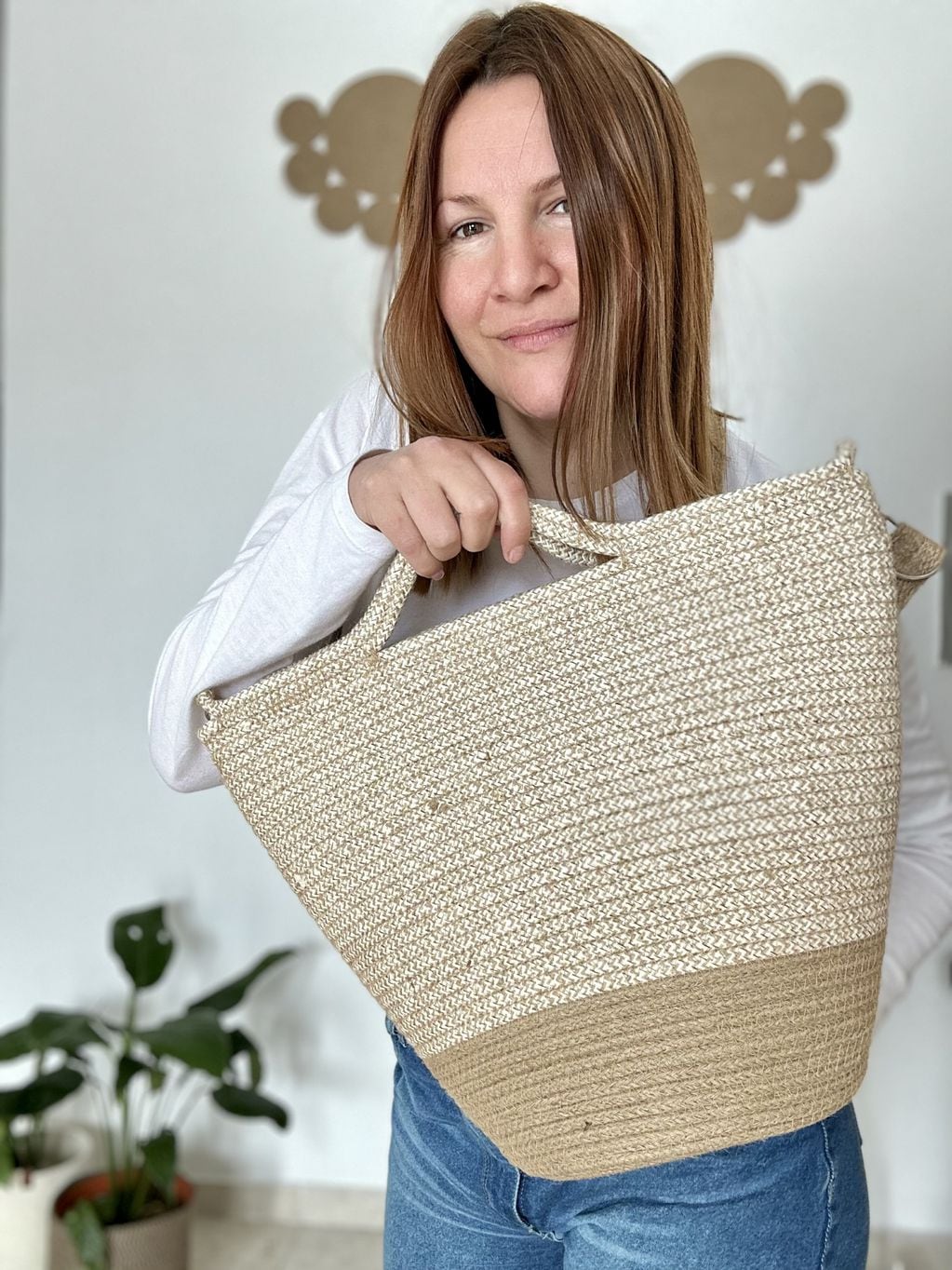 Cristina Carrasco, de Romana Deco, con uno de sus bolsos de cestería nórdica. Foto: Gentileza