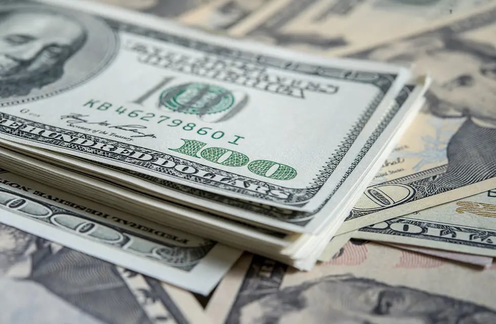 El dólar blue batió un nuevo récord y alcanzó su máximo valor histórico al llegar a $553. (Freepik)