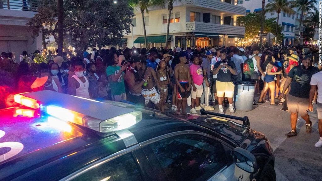 Toque de queda y estado de emergencia en Miami Beach ante la llegada de una multitud incontrolable de turistas.