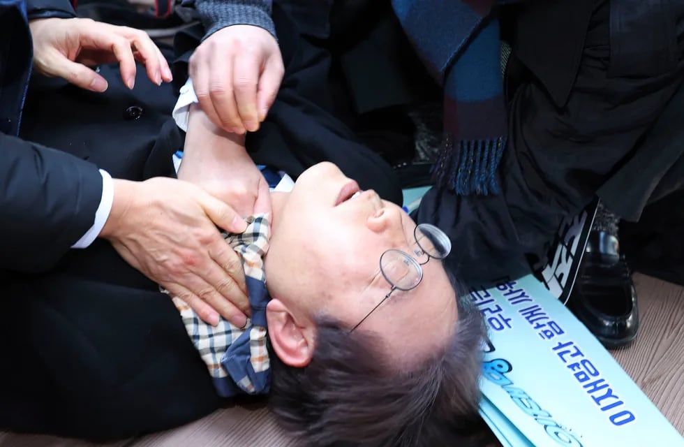 Lee Jae-myung, líder del partido opositor  de Corea del Sur, fue apuñalado esta mañana durante un acto público. Lo trasladaron consciente al hospital para ser operado.