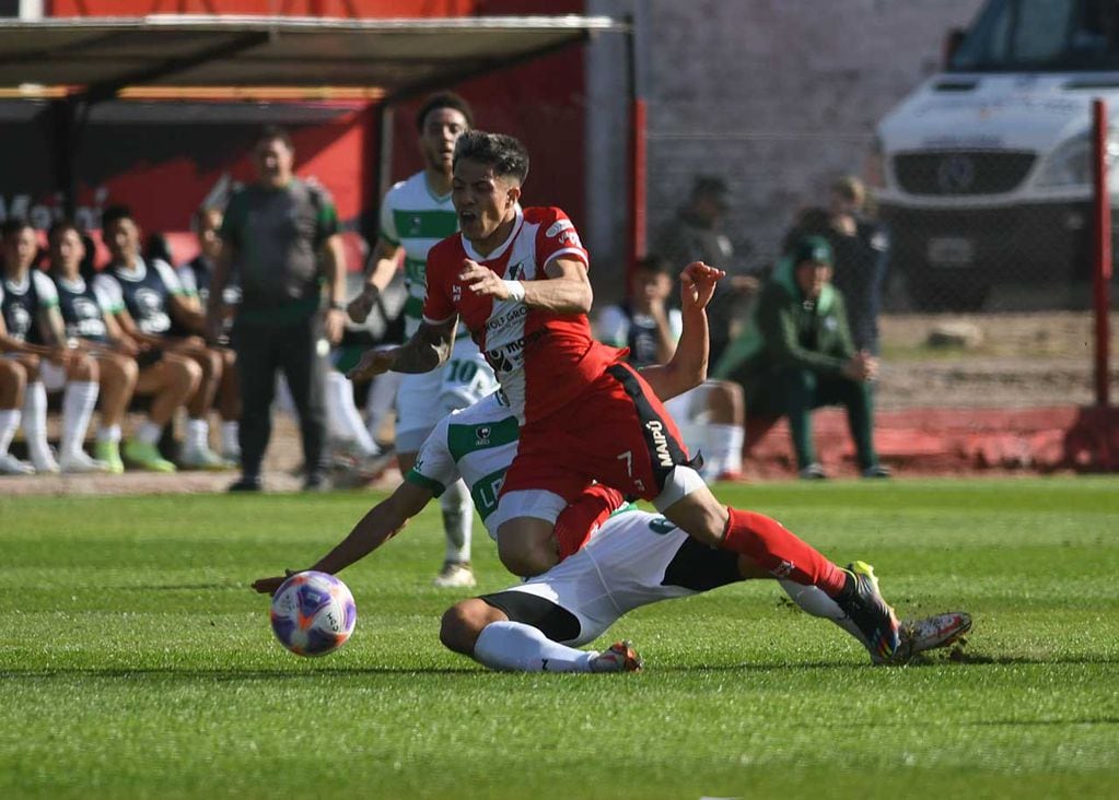 Fútbol Primera Nacional, Deportivo Maipú vs, Ferro Carril Oeste en cancha de Maipú

Foto:José Gutierrez / Los Andes 