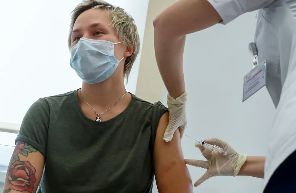 Una enfermera administra una dosis de la vacuna Sputnik V. La postal se repetirá pronto en Argentina. / AP