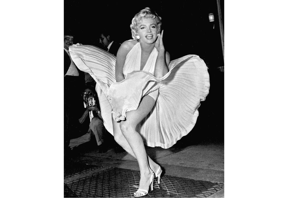 Marilyn Monroe posa en una de sus fotografías icónicas, tomada de la película "La comezón del séptimo año". (AP)