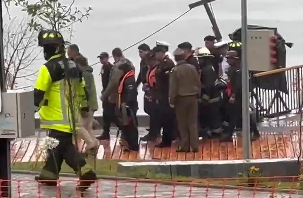 Carabineros y la Armada de Chile trasladan el cadáver del ex presidente desde el Río Ranco hacia la costa - Captura de video